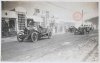 Fotografía de la salida de automóviles participantes en la categoría de Turismos: Douverge con el automóvil Chenard Walcker, Capitán Duff con un automóvil Bentley y con el automóvil número 11 marca Ford, Basterra.