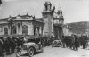 Fotografía lateral de la fachada principal del edificio del Gran Kursaal y de algunos automóviles 