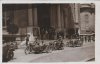 Fotografía de motos con sidecars pasando delante del edificio Gran Kursaal