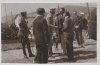 Fotografía del rey Alfonso XIII conversando con el presidente del Real Automóvil Club de Guipúzcoa, Manuel Rezola