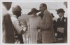 Fotografía de los reyes Alfonso XIII y María Victoria felicitando a Eduardo Landa, vencedor de motos con una Harley Davidson 1000