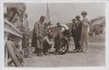 Fotografía de un motorista en el Circuito de Lasarte arreglando la motocicleta