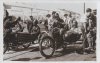 Fotografía de Julio Landa, Germán Villar y Vicente Naurer preparándose para tomar salida en el Gran Premio de motos con sidecar del Circuito de Lasarte