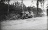 Fotografía de un autociclo abandonado en la carretera