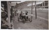 Fotografía de José Sierra, participante en el I Gran Premio de Autociclos, conduciendo un autociclo B.N.C.