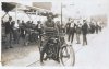 Fotografía de Victor Landa, participante en el II Gran Premio de Motocicletas, con una Harley Davidson