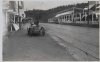 Fotografía de Fernando Vizcaya y su mecánico Mirallles, participantes del II Gran Premio de Guipúzcoa de Turismos, ante las tribunas del Circuito de Lasarte