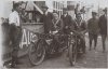 Fotografía de los motoristas Austice y Whallye con sus motos Douglas en el II Gran Premio de Motocicletas