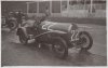 Fotografía del piloto Fernando de Vizcaya con su automóvil Bugatti en el Circuito de Lasarte