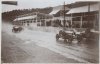 Fotografía de automóviles ante las tribunas del Circuito de Lasarte