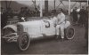 Fotografía del piloto Sailer (?), participante en el II Gran Premio de San Sebastián, con su bólido marca Mercedes