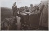 Fotografía del príncipe de Asturias junto al automóvil de Kevelm Lee Guinnes tras el accidente donde murió el mecánico Perkins Barret