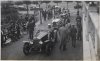 Fotografía de automóviles aparcados en la plaza Oquendo junto al hotel María Cristina