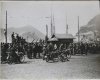 Fotografía de la operación de pesaje en el muelle de Donostia de las motocicletas participantes en el II Gran Premio de Motocicletas