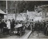 Fotografía de la operación de pesaje en el muelle de Donostia del automóvil Salmson del piloto Oscar Leblanc, ganador del II Gran Premio de Guipúzcoa de Turismos