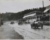 Fotografía de automóviles participantes en el II Gran Premio de Guipúzcoa de Turismos. En primer lugar, con un Bugatti, Fernando de Vizcaya. A continuación: con el número 19, García con su automóvil Diatto