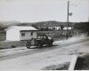 Fotografía del piloto Fernando de Vizcaya y el mecánico Miralles en su automóvil Bugatti en el Circuito de Lasarte