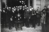 Fotografía del presidente del Real Automóvil Club de Guipúzcoa, directivos y Comisión deportiva del Club con un trofeo.