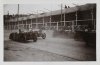 Fotografía de los automóviles pasando ante las tribunas del Circuito de Lasarte