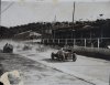 Fotografía de la salida del III Gran Premio de San Sebastián. En primer lugar, Albert Divo con un automóvil Delage. En segundo lugar con el nº 5, Conde Giulio Massetti con un automóvil Sunbeam. Y en tercer lugar, con el nº 9, Robert Benoist con un automóvil Delage.