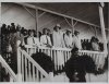 Fotografía de la familia Real en una de las tribunas del Circuito de Lasarte. De izquierda a derecha: el rey Alfonso XIII, Gonzalo de Borbón, Juan de Borbón, Victoria Eugenia de Battenberg, María Cristina de Borbón, Beatriz de Borbón