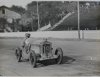 Fotografía del piloto Ignacio Zubiaga con su automóvil Austin en el II Gran Premio de Autociclos