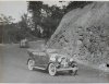 Fotografía de Ganga, piloto participante en el III Gran Premio de Turismos. Detrás, Louis Rigal con su automóvil peugeot