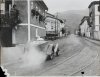 Fotografía de André Boillot, piloto participante en el III Gran Premio de Turismos. Detrás, Louis Rigal con su automóvil Peugeot