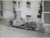 Fotografía de Laly, piloto participante en el III Gran Premio de Turismos. Detrás, Louis Rigal con su automóvil peugeot