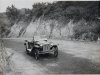 Fotografía de Eduardo Landa, piloto participante en el III Gran Premio de Turismos. Detrás, Louis Rigal con su automóvil peugeot