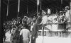 Fotografía del público viendo desde las tribunas una de las carreras celebradas en el Circuito de Lasarte 