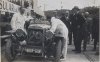 Fotografía del rey Alfonso XIII mirando un automóvil T.A.M. participante en el IV Gran Premio de Turismo