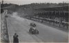 Fotografía del IV Gran Premio de Turismo. En primer lugar, Robert Senechal conduciendo un automóvil Senechal. En segundo término,  Leonard con un Chenard Walcker. Y en tercer lugar, V. Lagache con su automóvil Chenard Walcker