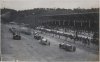 Fotografía del I Gran Premio de España. En primer lugar, Robert Benoist conduciendo un Delage. En tercer lugar, Henry Seagrave con un Sunbeam