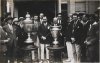 Fotografía del piloto Robert Senechal en la entrega de la Copa Cadillac. A su derecha Julio Segovia, miembro de la Comisión deportiva