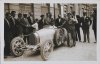 Fotografía del piloto Fernando Minoia con su automóvil Bugatti aparcado en la plaza Oquendo de Donostia-San Sebastián