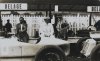 Fotografía del piloto Edmod Bourlier, participante en el Gran Premio de España. Junto al volante, el piloto Robert Senechal