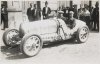 Fotografía del piloto Marcel Lehoux sobre su automóvil Bugatti