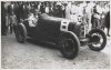 Fotografía del piloto Goffredo Zehender  Freddie sobre su automóvil Bugatti Type 37, pintado de rojo y con el número 8