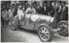 Fotografía del piloto  Manuel Blancas sobre su automóvil Bugatti