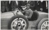 Fotografía del piloto William Grover Williams sobre el automóvil Bugatti del Criterium