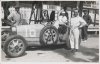 Fotografía del piloto Marcel Lehoux junto a su automóvil Bugatti 