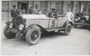 Fotografía de aficionados posando sobre los automóviles