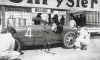 Fotografía del piloto William Grover Williams en su bólido Bugatti mientras los técnicos le ponen a punto las ruedas