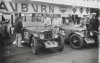 Fotografía del piloto Maurice Benoist posando junto con su autómovil deportivo Tracta