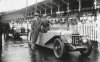 Fotografía del piloto Arthur Duray sobre su automóvil Ariès