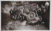 Fotografía de aficionados posando junto al Bugatti accidentado del piloto Palis  fuera de la calzada en Oriamendi