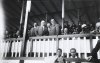 Fotografía de aficionados posando en la tribuna