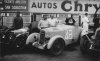 Fotografía del piloto Jean Chassagne posando junto a su automóvil Senechal