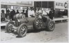 Fotografía del piloto Manuel Blancas posando sobre su automóvil Bugatti